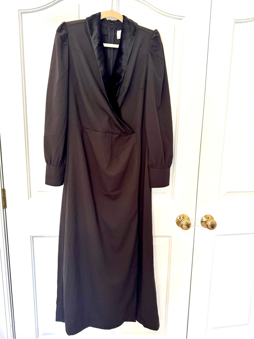 Pomander Place Black formal dress with velvet collar. Size L NWT